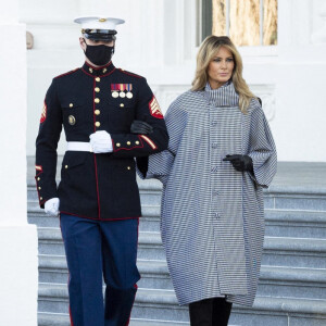 La Première dame Melania Trump reçoit pour la dernière fois le sapin de Noël de la Maison-Blanche à Washington, le 23 novembre 2020.