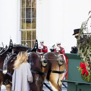La Première dame Melania Trump reçoit pour la dernière fois le sapin de Noël de la Maison-Blanche à Washington, le 23 novembre 2020.