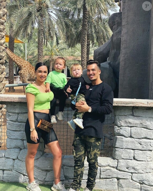 Jazz vit à Dubaï avec son mari Laurent Correia et leurs enfants Chelsea et Cayden. Ils forment la "JLC Family".