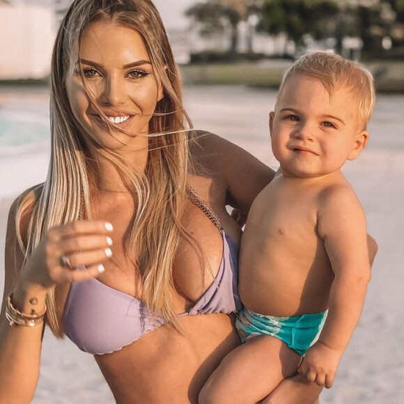 Jessica Thivenin avec son fils Maylone à la plage, le 27 octobre 2020