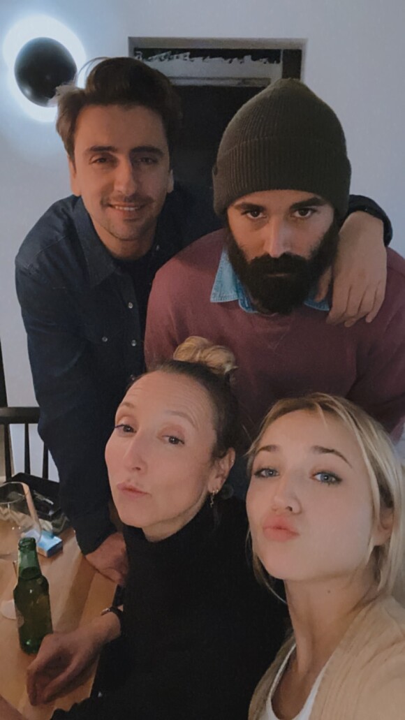 Audrey Lamy, son compagnon Thomas Sabatier, Chloé Jouannet et le réalisateur Nikola Lange, sur Instagram le 26 novembre 2020.