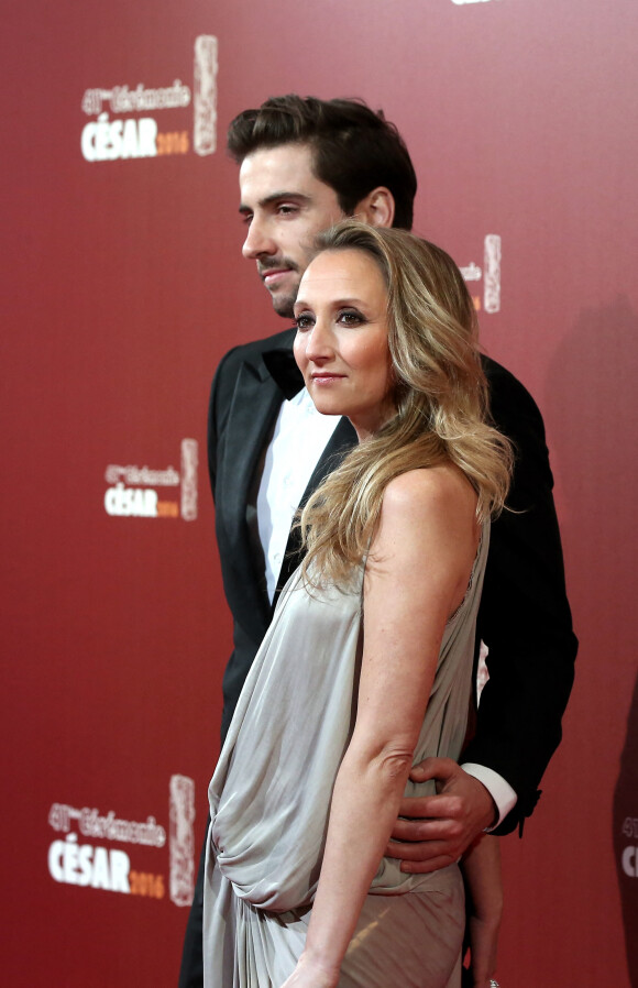 Audrey Lamy enceinte et son compagnon Thomas Sabatier - Photocall lors de la 41ème cérémonie des Cesar au théâtre du Châtelet à Paris, le 26 février 2016. © Borde-Jacovides/Bestimage