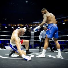 Tony Yoka remporte son combat de boxe contre Johann Duhaupas dans la catégorie poids lourds dès le premier round à Paris La Défense Arena. © JB Autissier / Panoramic / Bestimage