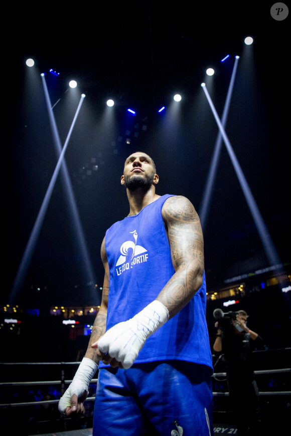 Tony Yoka remporte son combat de boxe contre Johann Duhaupas dans la catégorie poids lourds dès le premier round à Paris La Défense Arena. © JB Autissier / Panoramic / Bestimage