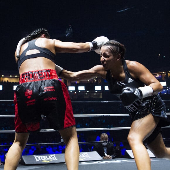 La boxeuse française Estelle Mossely remporte son premier combat post-accouchement ( 4 mois après avoir donné naissance à son deuxième enfant) face à sa compatriote Aurélie Froment aux points, à Paris La Défense Arena. Le 25 Septembre 2020. © JB Autissier / Panoramic / Bestimage