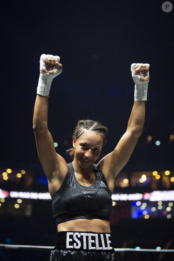 La boxeuse française Estelle Mossely remporte son premier combat post-accouchement ( 4 mois après avoir donné naissance à son deuxième enfant) face à sa compatriote Aurélie Froment aux points, à Paris La Défense Arena. Le 25 Septembre 2020. © JB Autissier / Panoramic / Bestimage