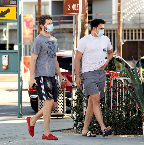 Exclusif - Jonathan Bennett et son compagnon Jaymes Vaughan vont déjeuner à Palm Springs, le 20 novembre 2020. 