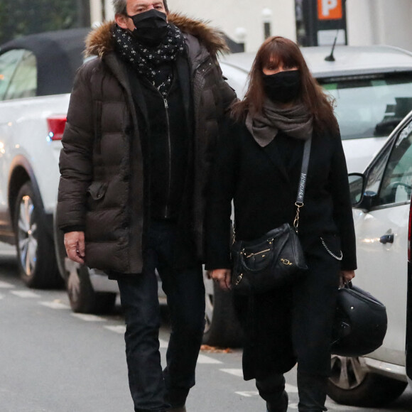 Jean-Luc Reichmann et sa femme Nathalie - Arrivées - Cérémonie religieuse en hommage au joueur Christophe Dominici en l'église Saint-Cécile à Boulogne-Billancourt le 2 décembre 2020.