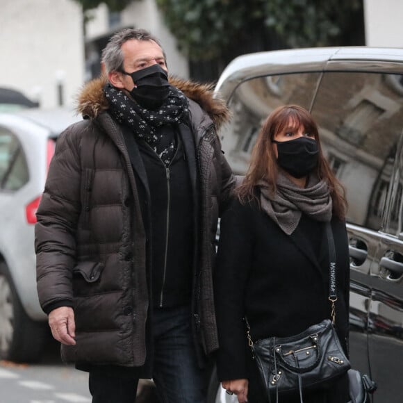 Jean-Luc Reichmann et sa femme Nathalie - Arrivées - Cérémonie religieuse en hommage au joueur Christophe Dominici en l'église Saint-Cécile à Boulogne-Billancourt le 2 décembre 2020.