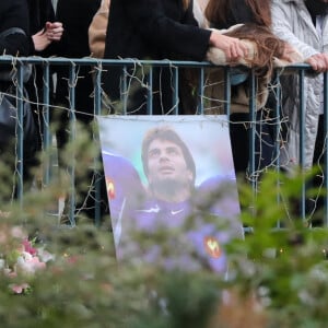 Exclusif - Sortie du cercueil et de la famille : sa femme Loretta Denaro , leurs deux filles Kiara et Mya Dominici, les parents de Christophe, Jean-Marie et Nicole Dominici - Cérémonie religieuse en hommage au joueur Christophe Dominici en l'église Saint-Cécile à Boulogne Billancourt le 2 décembre 2020.