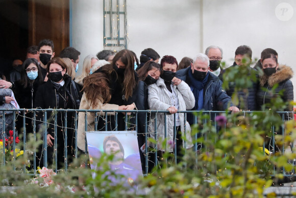 Exclusif - Sortie du cercueil et de la famille : sa femme Loretta Denaro , leurs deux filles Kiara et Mya Dominici, les parents de Christophe, Jean-Marie et Nicole Dominici - Cérémonie religieuse en hommage au joueur Christophe Dominici en l'église Saint-Cécile à Boulogne Billancourt le 2 décembre 2020.