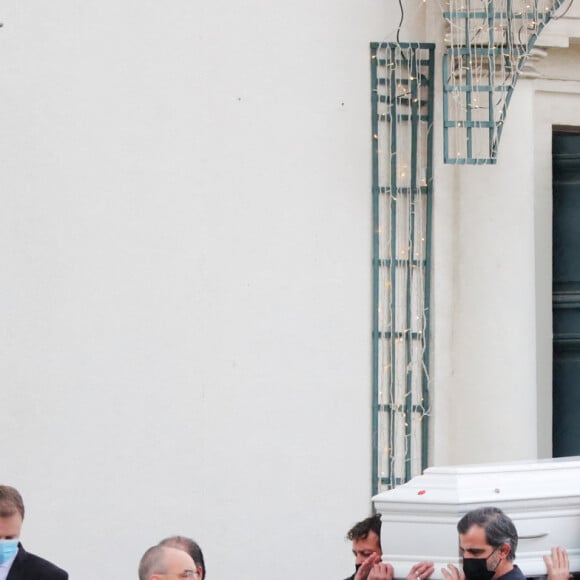 Exclusif - Sortie du cercueil et de la famille - Cérémonie religieuse en hommage au joueur Christophe Dominici en l'église Saint-Cécile à Boulogne Billancourt le 2 décembre 2020.