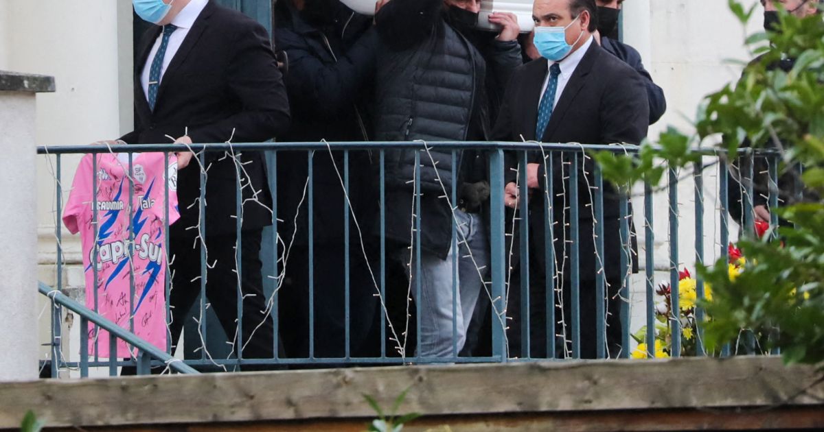 Exclusif Sortie du cercueil et de la famille Cérémonie religieuse en hommage au joueur