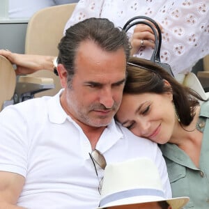 Jean Dujardin et sa femme Nathalie Péchalat - People dans les tribunes lors de la finale messieurs des internationaux de France de tennis de Roland Garros 2019 à Paris le 9 juin 2019. © Jacovides-Moreau/Bestimage 