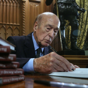 L'ex-président de la République Française, Valery Giscard d'Estaing, pésente son livre "La victoire de la Grande Armée" au ministère des affaires étrangères de Moscou, le 29 mai 2015.
