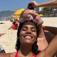 Tina Kunakey et Vincent Cassel câlins à la plage, la passion au Brésil