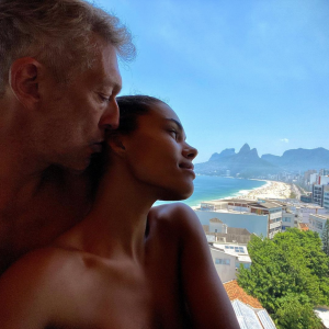 Vincent Cassel et Tina Kunakey à Rio de Janeiro. Octobre 2020.