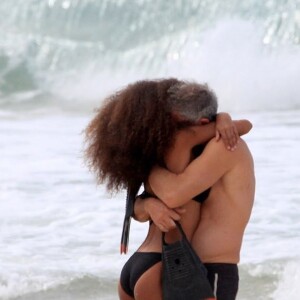 Tina Kunakey a publié une photo d'elle et son mari Vincent Cassel sur Instagram le 3 décembre 2020, en train de s'enlacer sur une plage du Brésil.