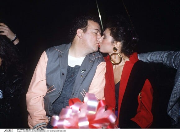 Coluche et une amie fêtent la sortie de l'album de Carlos Sotto en 1985. 