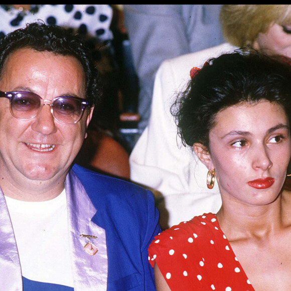 Coluche et une amie "1re de Jules César". 