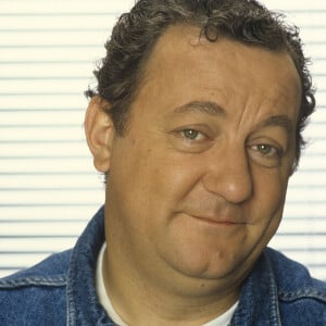 Archives - En France, à Paris, portrait studio de Coluche le 19 septembre 1985.