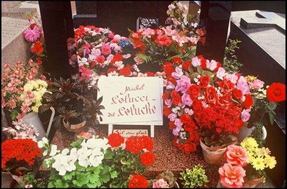 La tombe de Coluche en juin 1987, un an après sa mort.