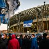 Le stade de Naples officiellement rebaptisé du nom de Diego Armando Maradona - La légende du football argentin est décédé à l'âge de 60 ans. Les fans devant le stade San Paolo rendent hommage à leur ancien footballeur à Naples, le 26 novembre 2020. 