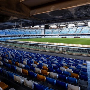 Le stade de Naples officiellement rebaptisé du nom de Diego Armando Maradona - La légende du football argentin est décédé à l'âge de 60 ans. Les fans devant le stade San Paolo rendent hommage à leur ancien footballeur à Naples, le 26 novembre 2020. 