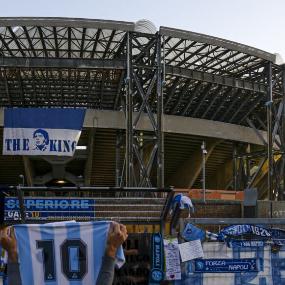 Le stade de Naples officiellement rebaptisé du nom de Diego Armando Maradona - La légende du football argentin est décédé à l'âge de 60 ans. Les fans devant le stade San Paolo rendent hommage à leur ancien footballeur à Naples, le 26 novembre 2020. 