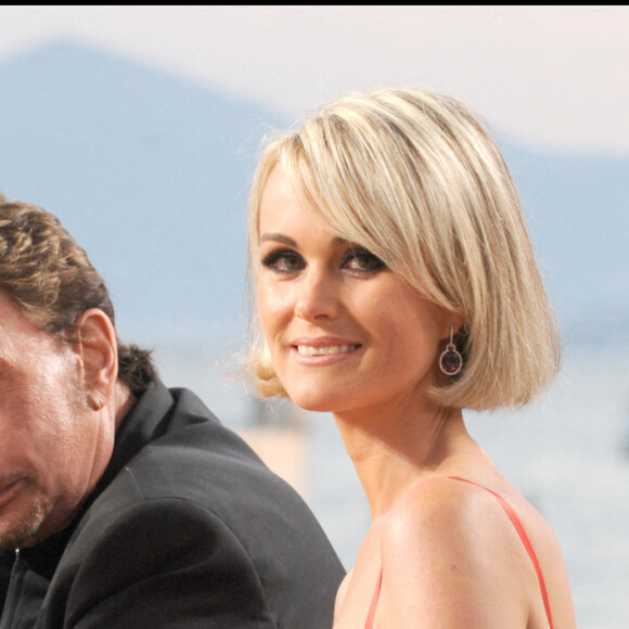 Laeticia Hallyday et Johnny lors du Grand Journal sur la croisée, au 62e festival de Cannes en 2019. 