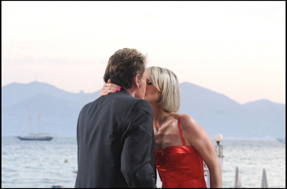 Johnny et Laeticia Hallyday dans le Grand Journal, lors du 62e festival de Cannes en 2009. 