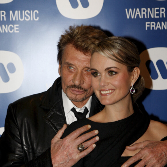Archives - En France, à Paris Laeticia Hallyday accompagne son homme lors de la soirée de Noël de Warner Music le 20 décembre 2007.