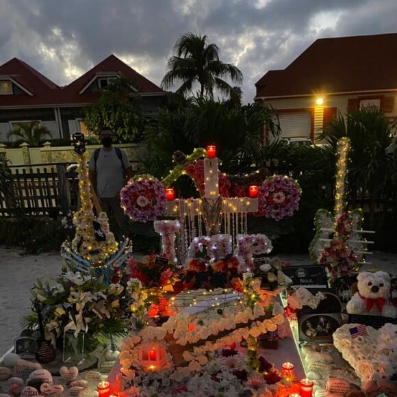 La tombe de Johnny Hallyday, au cimetière de Lorient à Saint-Barthélemy, est très fleurie lors du troisième anniversaire de la mort du rockeur. Le samedi 5 décembre 2020.