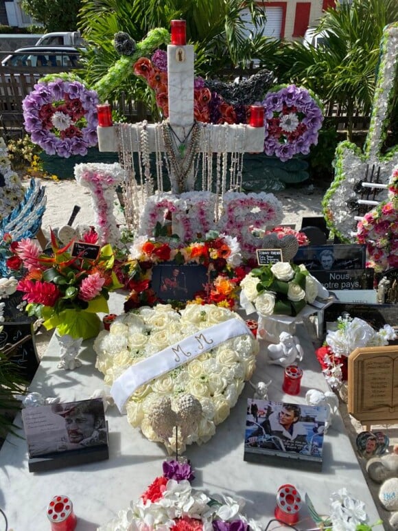 La tombe de Johnny Hallyday, au cimetière de Lorient à Saint-Barthélemy, est très fleurie lors du troisième anniversaire de la mort du rockeur. Le samedi 5 décembre 2020.