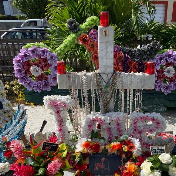 La tombe de Johnny Hallyday, au cimetière de Lorient à Saint-Barthélemy, est très fleurie lors du troisième anniversaire de la mort du rockeur. Le samedi 5 décembre 2020.