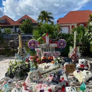 La tombe de Johnny Hallyday, au cimetière de Lorient à Saint-Barthélemy, est très fleurie lors du troisième anniversaire de la mort du rockeur. Le samedi 5 décembre 2020.