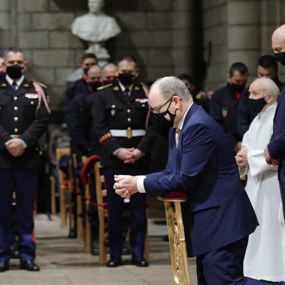 Exclusif - Le prince Albert II de Monaco - La traditionnelle messe de la Sainte Barbe, Patronne du Corps des Sapeurs-Pompiers de Monaco le 4 décembre 2020. Cette année en raison des mesures sanitaires liées à la crise de la Covid-19, rendant l'église St-Nicolas trop petite, cette célébration a exceptionnellement lieu à la cathédrale de Monaco. La messe est célébrée par Monseigneur Dominique-Marie David, Archevêque de Monaco en présence de Pierre Dartout, Ministre d'Etat, des plus hautes personnalités de la Principauté et des autorités militaires françaises.