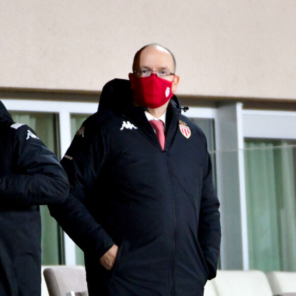 Le prince Albert II de Monaco dans les tribunes lors du match de championnat de Ligue 1 Uber Eats opposant l'AS Monaco ASM) au Paris Saint-Germain (PSG) au stade Louis II à Monaco, le 20 novembre 2020. L'AS Monaco a gagné 3-2. © Bruno Bebert/Bestimage 