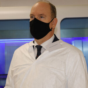 Exclusif - Le prince Albert II de Monaco - Inauguration du Laboratoire P3 au Centre Scientifique de Monaco (CSM), qui permettra à la Principauté d'être davantage autonome en matière de dépistage PCR. Le 16 novembre 2020 © Claudia Albuquerque / Bestimage