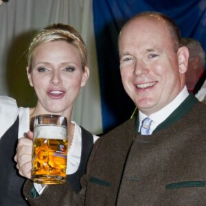 Charlene prête pour le toast ! La princesse Charlene de Monaco a levé sa chope avec le prince Albert, parrain de l'événement, lors de l'inauguration de la 7e Oktoberfest de Monaco au Café de Paris.