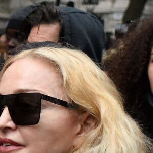 Madonna (en béquilles) participe à une manifestation à Londres lors du mouvement Black Lives Matter rally en hommage à George Floyd et contre les violences policières le 6 juin 2020.