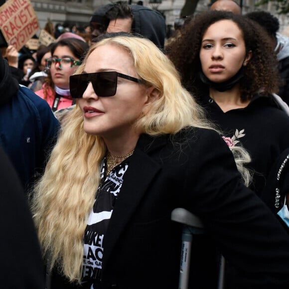 Madonna (en béquilles) participe à une manifestation à Londres lors du mouvement Black Lives Matter rally en hommage à George Floyd et contre les violences policières le 6 juin 2020.