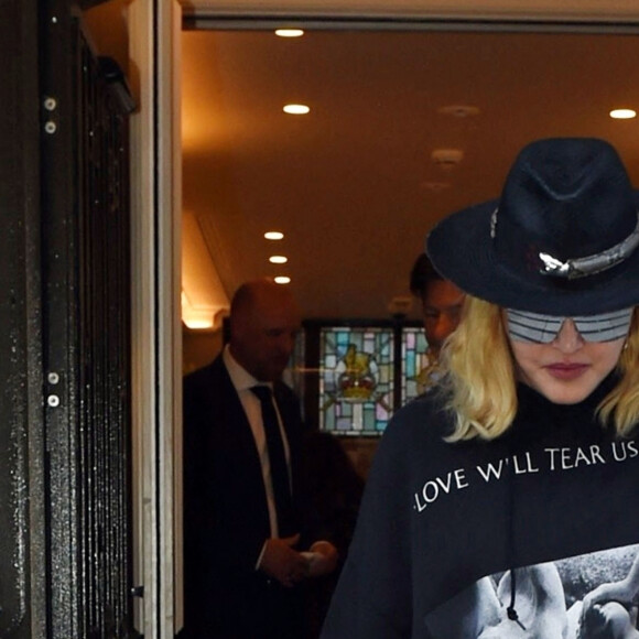 Exclusif - Madonna sort à l'aide d'une béquille de l'hôpital King Edward VII à Londres sans la moindre protection pendant l'épidémie de Coronavirus Covid-19, le 29 mai 2020