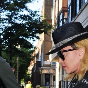 Exclusif - Madonna sort à l'aide d'une béquille de l'hôpital King Edward VII à Londres sans la moindre protection pendant l'épidémie de Coronavirus Covid-19, le 29 mai 2020