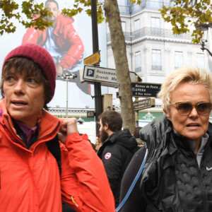 Muriel Robin et sa compagne Anne Le Nen - De nombreuses artistes et personnalités marchent contre les violences sexistes et sexuelles (marche organisée par le collectif NousToutes) de place de l'Opéra jusqu'à la place de la Nation à Paris le 23 Novembre 2019 © Coadic Guirec / Bestimage 