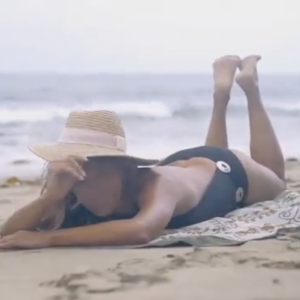 Halle Berry, 54 ans, se met en scène dans une vidéo pour sa plateforme bien-être Re-Spin.