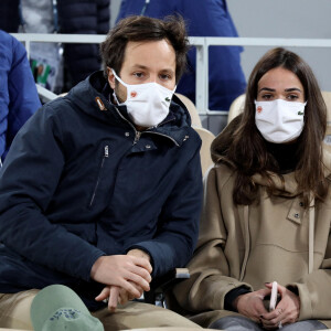 Vianney Bureau et sa compagne Catherine Robert en tribune lors des internationaux de tennis de Roland Garros à Paris le 4 octobre 2020. © Dominique Jacovides / Bestimage 