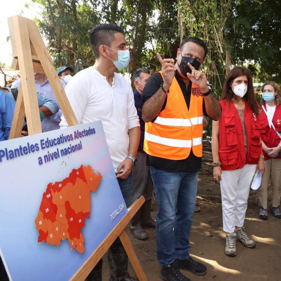 La reine Letizia d'Espagne échange avec des victimes des ouragans Iota et Eta à La Lima au Honduras le 15 décembre 2020.