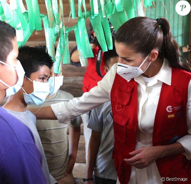 La reine Letizia d'Espagne échange avec des victimes des ouragans Iota et Eta à La Lima au Honduras