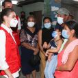 La reine Letizia d'Espagne échange avec des victimes des ouragans Iota et Eta à La Lima au Honduras le 15 décembre 2020.